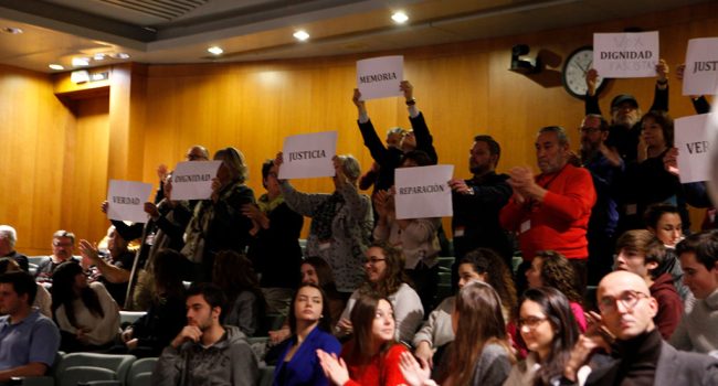 Participación de las entidades memorialistas durante el Pleno de las Cortes de Aragón. Foto: IU Aragón.