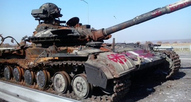Tanque ucraniano abatido en la carretera de Lugansk al aeropuerto. Foto: Eloy Fontán