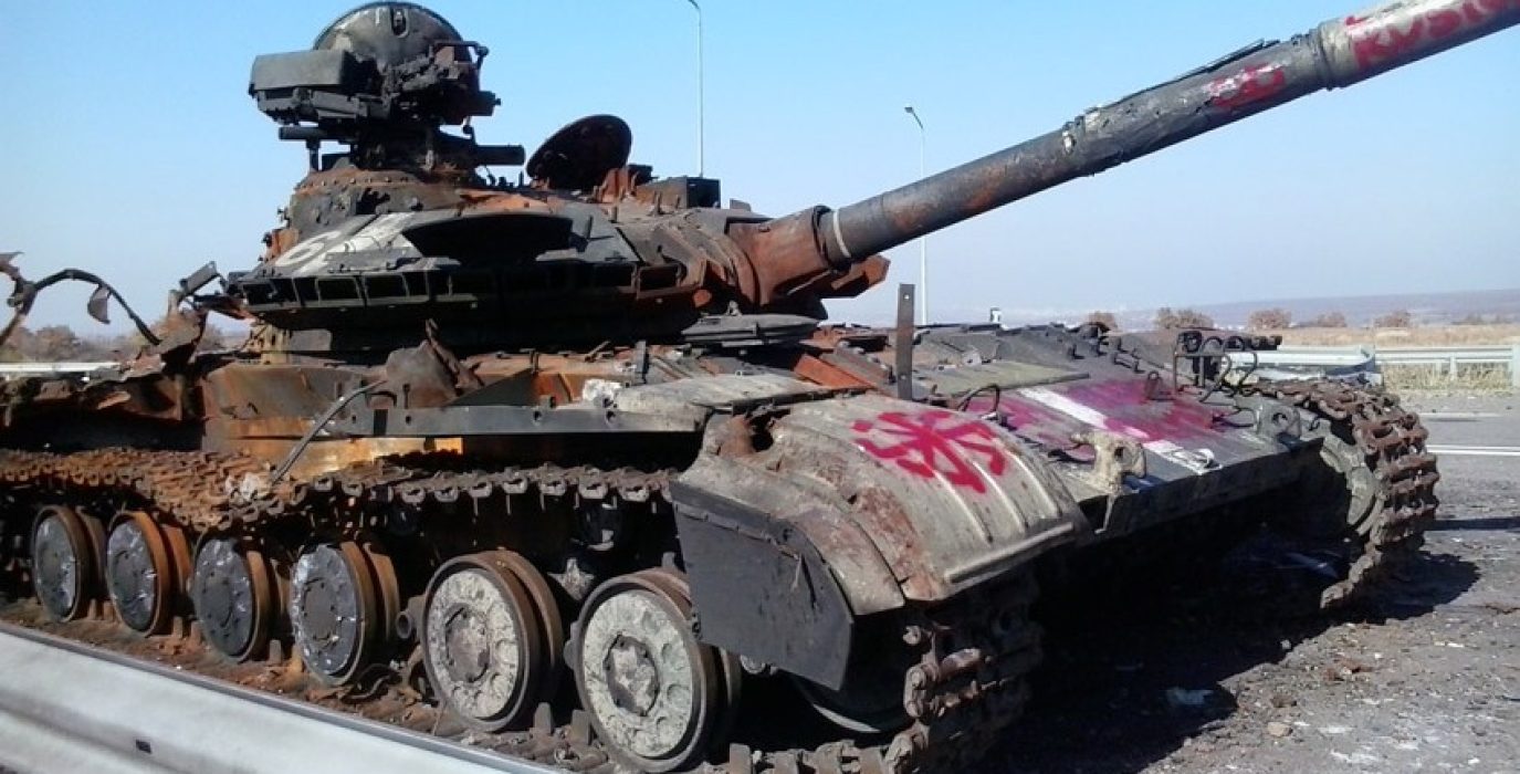 Tanque ucraniano abatido en la carretera de Lugansk al aeropuerto. Foto: Eloy Fontán