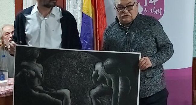 Emilio Lacambra recibe el Premio a los Valores Republicanos de manos de Álvaro Sanz. Foto: Fundación 14 de Abril