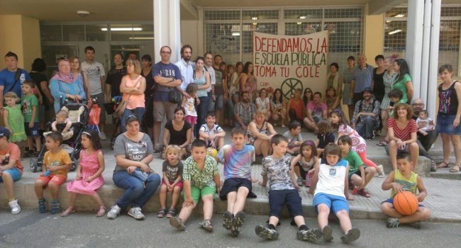 Madres, padres, profesorado y alumnado durante el encierro de este lunes. Foto: Timu