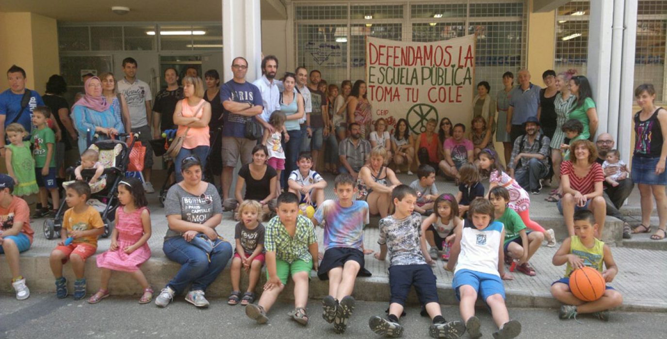 Madres, padres, profesorado y alumnado durante el encierro de este lunes. Foto: Timu