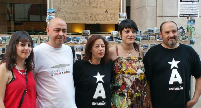 Los y las candidatas de Entabán en el acto final de campaña en Uesca.