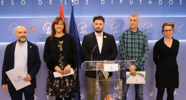 Els portaveus al Congrés de les organitzacions independentistes signants del manifest, durant la seva lectura aquest dilluns. Foto: ERC