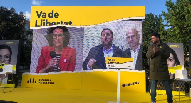 Rovira, Junqueras y Romeva por videoconferencia, junto a Rufián en el cierre de campaña de Esquerra Republicana en Badalona. Foto: ERC