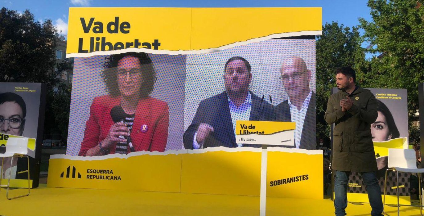 Rovira, Junqueras y Romeva por videoconferencia, junto a Rufián en el cierre de campaña de Esquerra Republicana en Badalona. Foto: ERC