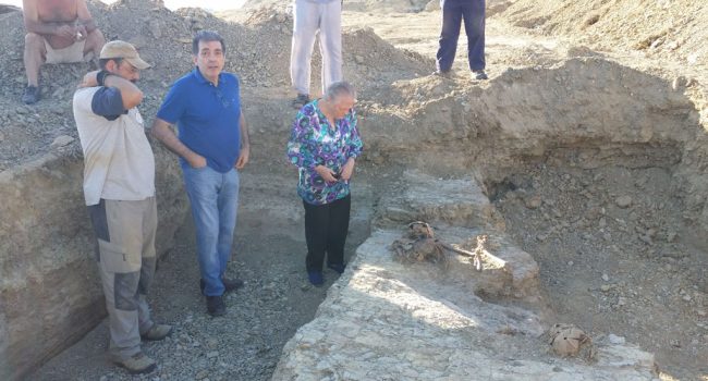 El nieto y Leonor, la hija de Bernabé, junto a los restos exhumados. Foto: ARICO