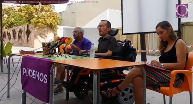 Pablo Echenique, en el centro, durante la rueda de prensa de este sábado en Zaragoza. Foto: Podemos Aragón