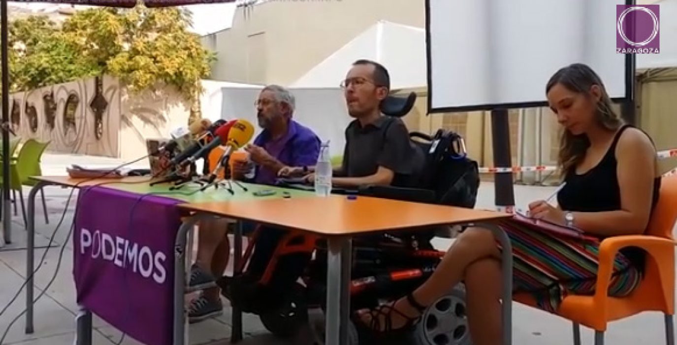 Pablo Echenique, en el centro, durante la rueda de prensa de este sábado en Zaragoza. Foto: Podemos Aragón