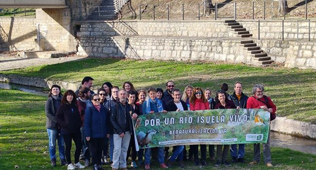 Foto colectiva de Ecologistas en Acción Uesca en defensa del río Isuela con motivo de la celebración del Día Mundial de los Humedales.