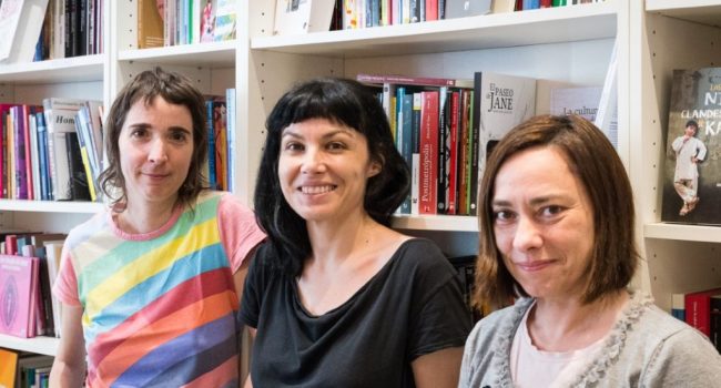 De izquierda a derecha, Elvira Lozano, María Arobes y Ana Moure, integrantes de la Editorial Distinta. Foto: Pablo Ibáñez