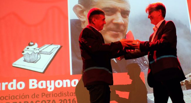 Eduardo Bayona recibe el premio de manos de Pedro Santisteve. Foto: Maaszoom