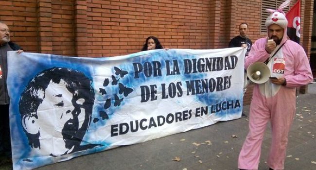 Concentración en Barcelona, ante la sede de Intress. Foto: @Educadorxslucha