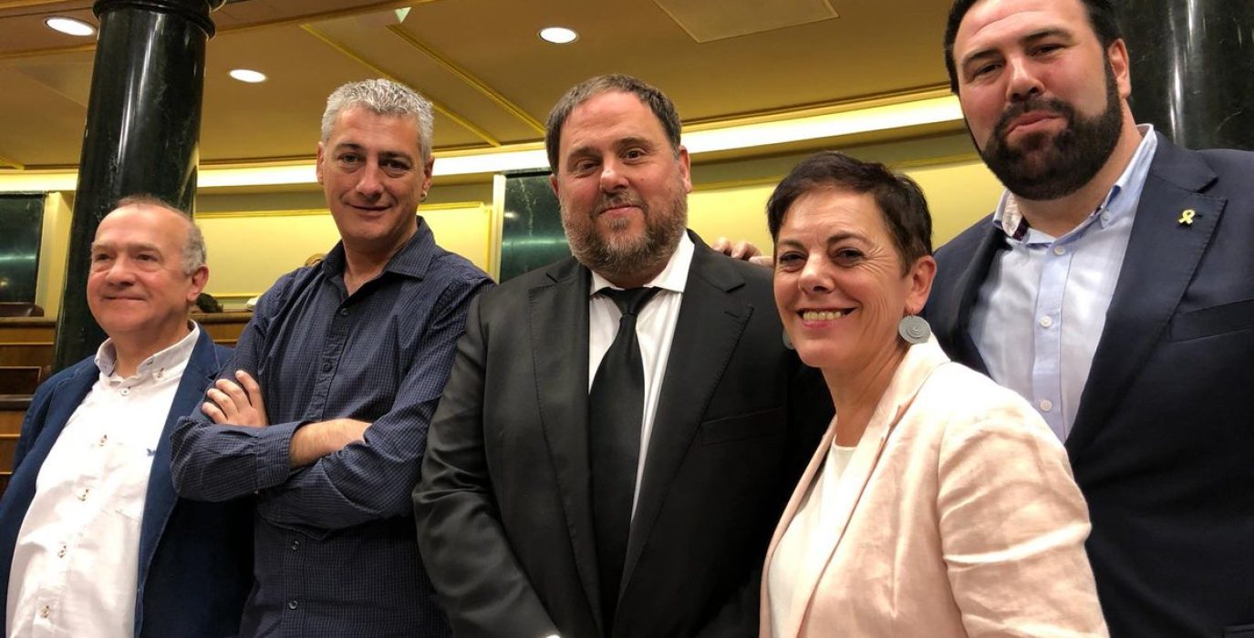 Ruiz de Pinedo, Matute, Aizpurua e Iñarritu, diputados de EH Bildu, junto a Oriol Junqueras. Foto: EH Bildu