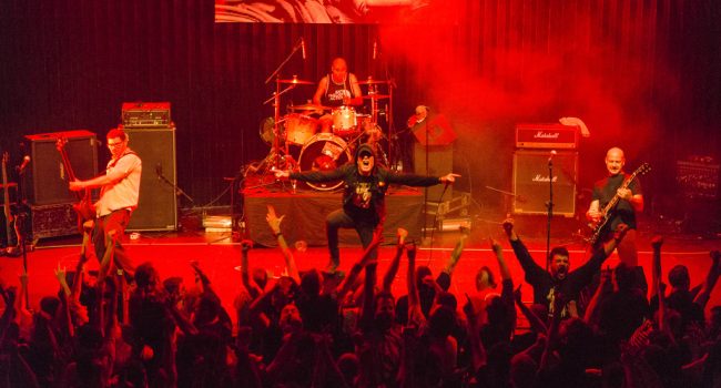 El Corazón del Sapo en directo en CC Delicias de Zaragoza, en uno de los conciertos de la gira solidaria de 2017. Foto: Pablo Ibáñez (AraInfo)