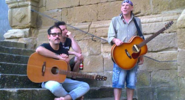 El Drogas, Txus y Flako interpretaron tres temas de 'La Tierra está sorda' en la puerta de la iglesia de Uncastillo donde fue asesinado el alcalde republicano por los fascistas en 1936. Foto: Enrike García Francés