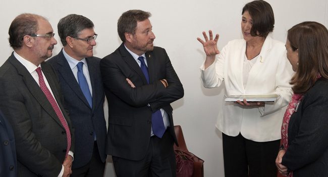 El Presidente de Aragón, Javier Lambán, y los consejeros Vicente Guillén, Marta Gastón y José Luis Soro, se reunen con la Comisaria de Transportes de la UE, Violeta Bulc. Foto: DGA