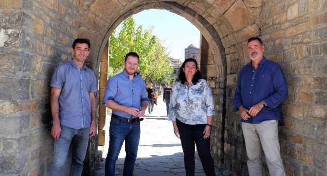El alcalde de L'Aínsa-Sobrarbe y miembros de la organización del Marchus Ville Ainse.