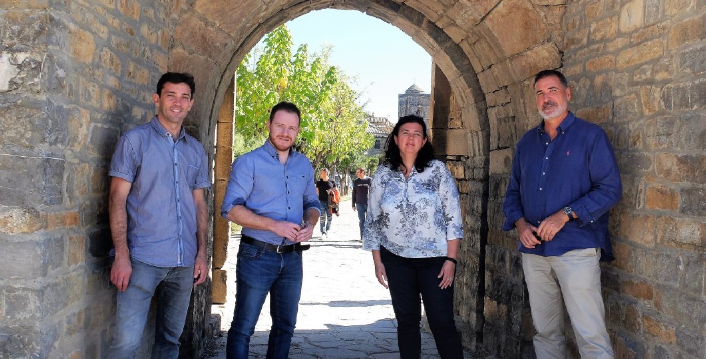 El alcalde de L'Aínsa-Sobrarbe y miembros de la organización del Marchus Ville Ainse.