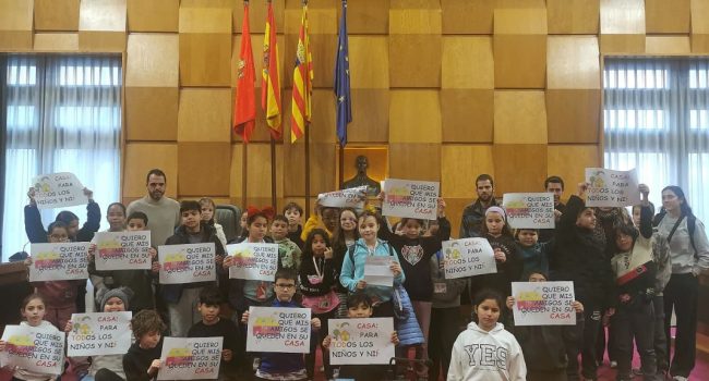 El alumnado del Domingo Miral lleva “el clamor contra el desahucio de tres de sus compañeros” hasta el Ayuntamiento de Zaragoza 1
