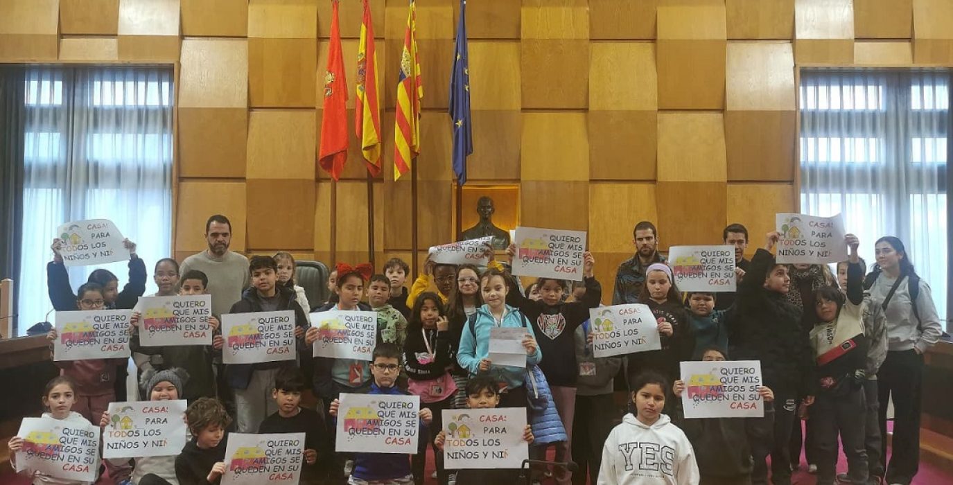 El alumnado del Domingo Miral lleva “el clamor contra el desahucio de tres de sus compañeros” hasta el Ayuntamiento de Zaragoza 1
