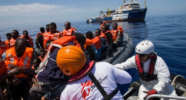 El barco de búsqueda y rescate de MSF Dignity I efectúa su primer rescate de 2016 frente a las costas libias. Foto: Anna Surinyach/MSF ©