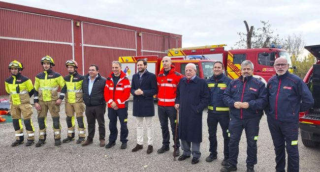 (Archivo) El presidente de la DPU, Isaac Claver (PP), posando con trabajadores del SPEIS | Foto: Diputación de Uesca