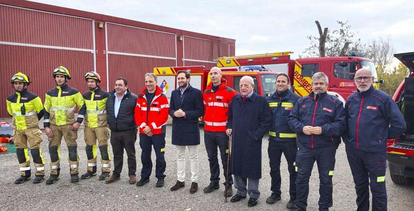 (Archivo) El presidente de la DPU, Isaac Claver (PP), posando con trabajadores del SPEIS | Foto: Diputación de Uesca