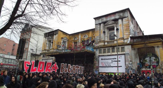 El centro social Rote Flora en Hamburgo, el pasado 23 de diciembre. En la puerta una pancarta que dice: Rote Flora bleibt (¡Rote Flora se queda!). Foto: Montecruz Foto