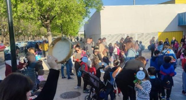 Faci, recibido con una cacerolada en el colegio Soledad Puértolas de Zaragoza