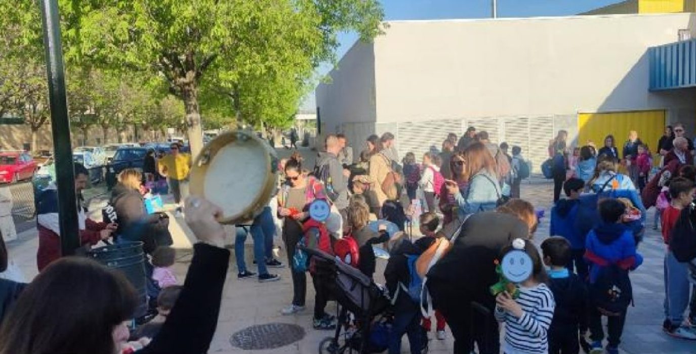 Faci, recibido con una cacerolada en el colegio Soledad Puértolas de Zaragoza