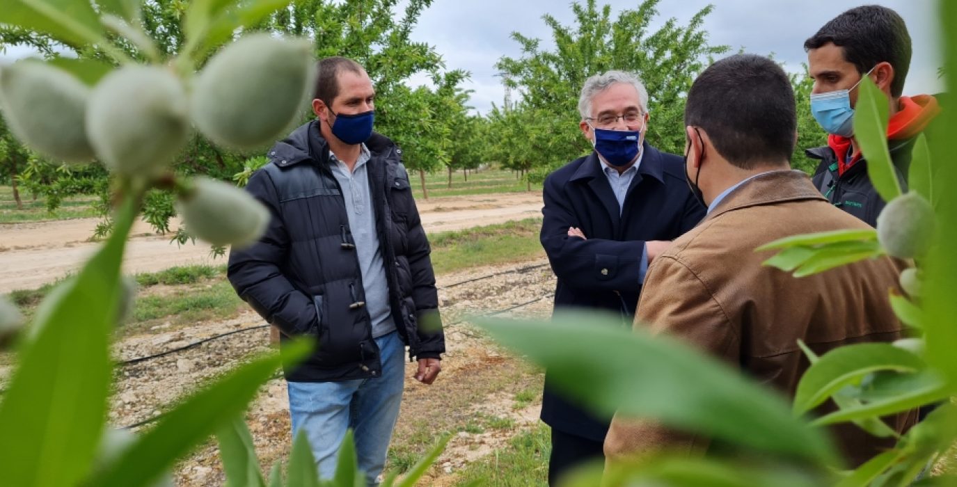 El consejero de la DGA, Joaquín Olona, durante una visita a exploraciones agrarias.