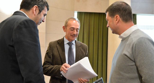 El diputado, Luis Arduña (derecha), momentos antes de comienzo del Pleno en DPH.