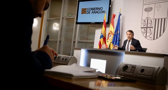 El director general de Política Económica del gobierno de Azcón, Javier Martínez, valorando los datos de la EPA del cuatro trimestre de 2024 | Foto DGA / Fabián Simón