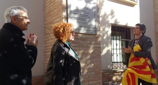 El director general ha descubierto junto a la alcaldesa de Pina de Ebro y el delegado de Amical de Mauthausen una placa en memoria de los siete pineros asesinados en campos de concentración nazis.
