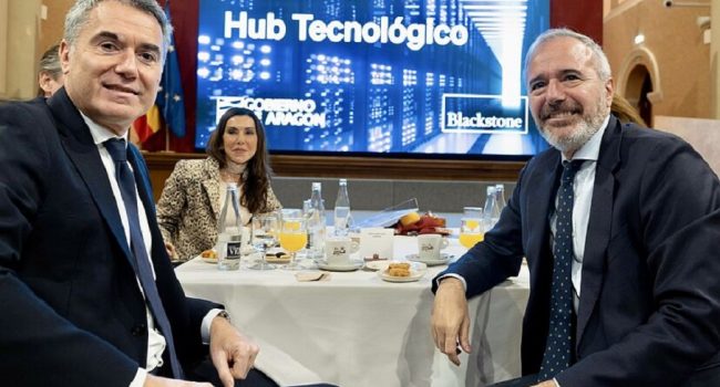 (Archivo) El ejecutivo de Blackstone, Christophe Dubois, departiendo con el presidente Azcón | Foto: DGA / Fabián Simón