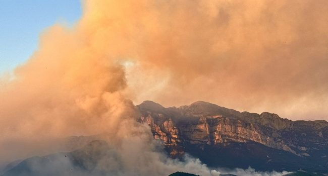 El incendio en O Pueyo d’Araguás ha quemado ya cerca de 100 hectáreas
