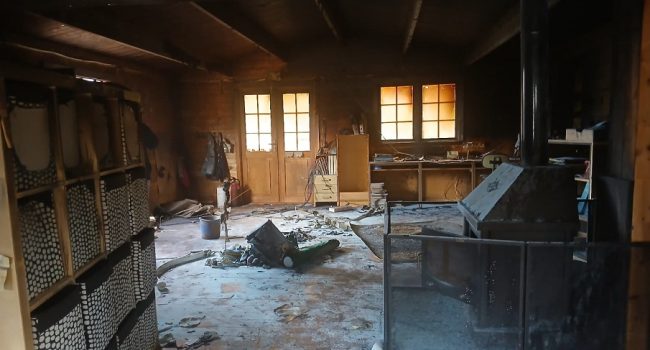 El incendio en la escuela O Chinebro de Caneto dejó una de las tres aulas de madera inservible | Foto: DGA