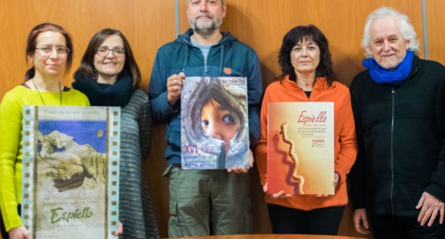 El jurado con las y los finalistas. Foto: Espiello
