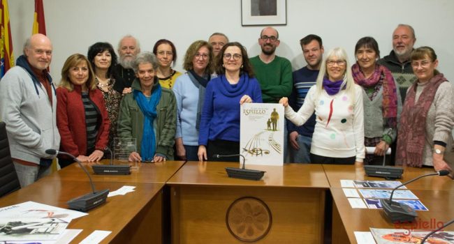 El jurado muestra el cartel ganador.