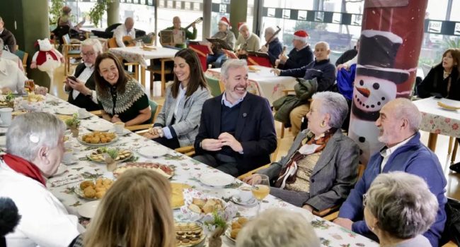 El presidente Azcón y la consejera Susín almorzando en un centro de personas mayores | Foto: Gobierno de Aragón / Fabián Simón