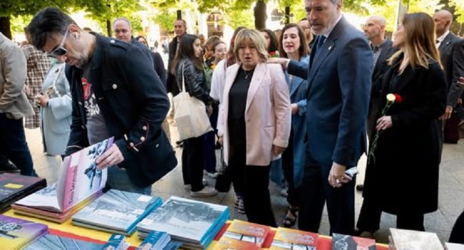(Archivo) El presidente Azcón y la consejera de Educación, Tomasa Hernández, visitando la Feria del Libro de Zaragoza | Foto: DGA