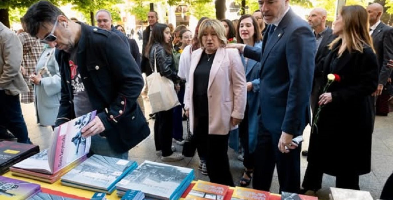 (Archivo) El presidente Azcón y la consejera de Educación, Tomasa Hernández, visitando la Feria del Libro de Zaragoza | Foto: DGA