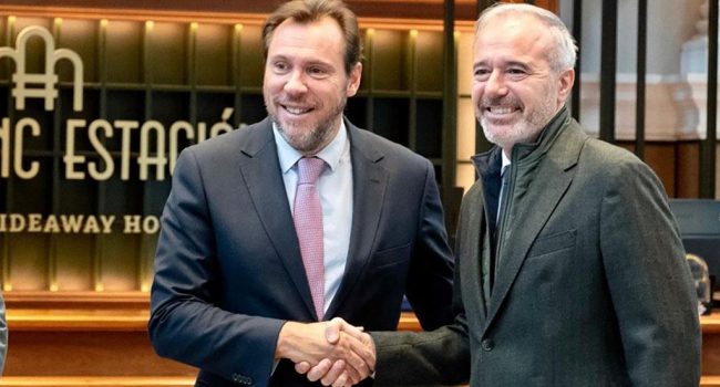 (Archivo) El presidente de Aragón, Jorge Azcón, recibe al ministro de Transportes y Movilidad Sostenible, Óscar Puente, en la Estación Internacional de Canfranc / Gara Internacional d’Os Aranyons | Foto: La Moncloa