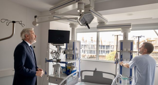 El presidente de la DGA en la coalición trumpista PP-Vox, Jorge Azcón, en una reciente visita al Hospital Miguel Servet de Zaragoza | Foto: Gobierno de Aragón / Fabián Simón