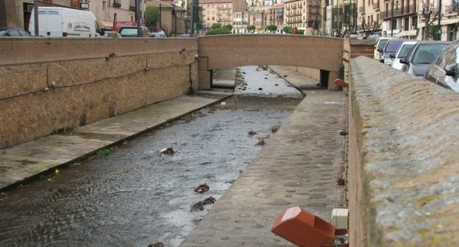 El río Queiles encauzado artificialmente a su paso por Tarazona | Foto: CARTV