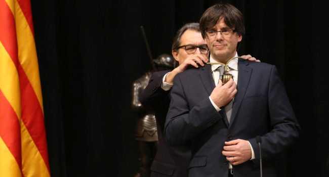 Artur Mas impone la medalla de President a Carles Puigdemont.