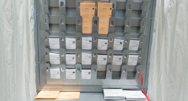 Papeletas de las elecciones estatales 10N en Zaragoza. Foto: Pablo Ibáñez (AraInfo)
