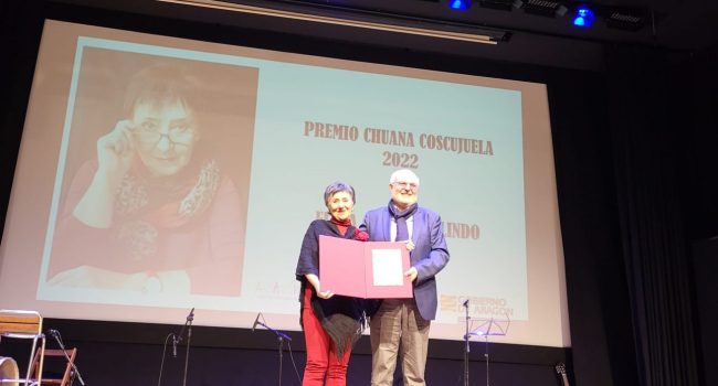 Elena Gusano Galindo recibe lo premio de mans de José Ignacio López Susín | Foto: DGA