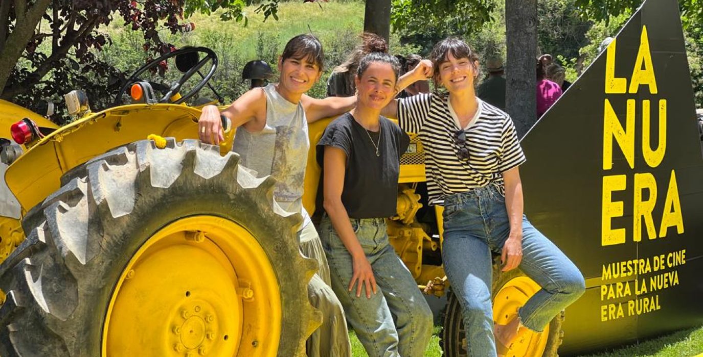 Elena S. Sánchez, Patricia López Arnaiz y Vicky Luengo en el tractor de La NuEra.